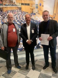 Henrik Grotte besök I Riksdagen med Riksdagsledamot Pyry Niemi och Nackskadeförbundets grundare Bert Magnusson.